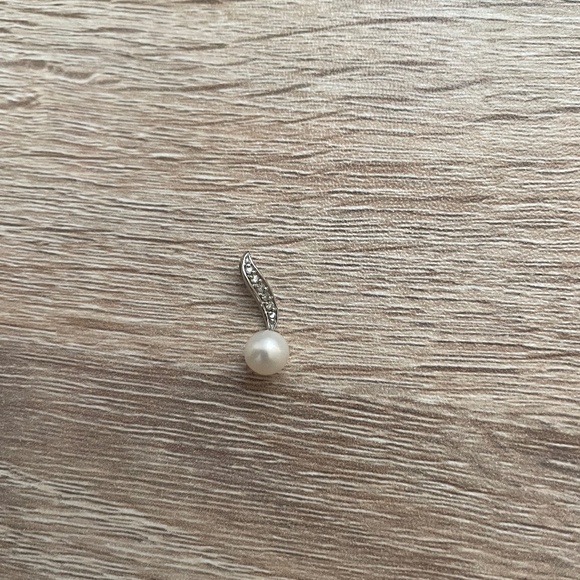 Solid 10K White Gold Pearl Diamond Accent Pendant .92g Elegant Charm - Picture 2 of 5